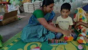 కొడుకును అంగన్⁬వాడీ స్కూల్‌లో చేర్పించిన క‌ర్నూలు జిల్లా కలెక్టర్ పి.కోటేశ్వరరావు