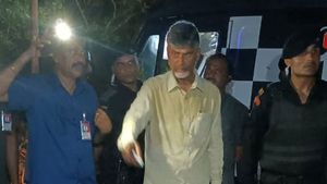  ఆపదలో అండగా చంద్రబాబు - రాత్రి వేళ నడిరోడ్డుపై : తన కాన్వాయ్ లోనే..!!