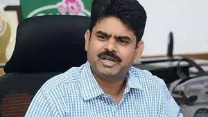 38 మంది ఇంజినీర్ల జీతం కోత పెట్టిన జీహెచ్ఎంసీ కమిషనర్: ఎందుకంటే?