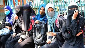 Hijab: హిజాబ్ కోసం కాలేజ్ అమ్మాయిల డిమాండ్, ధర్నాలు, దెబ్బకు అందరూ సస్పెండ్, ఎంత చెప్పినా!  