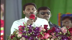 వీరంతా నా వెంట్రుక కూడా పీకలేరు - యుద్దానికి సిద్దమే : మీరే నా బలం - సీఎం జగన్..!!