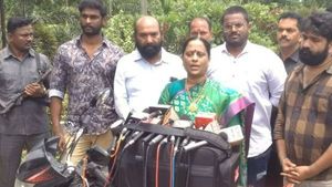 జగన్ కు కొండా సురేఖ షాక్-వైఎస్ తోనే అనుబంధం-కుటుంబంతో కాదు-బెజవాడలో కొండా ప్రమోషన్
