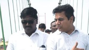 కేసీఆర్ అంటే..కేటీఆర్ కొత్త నిర్వచనం : దేశంలో చిచ్చు పెడుతున్నారు - అజయ్ కు మద్దతుగా..!!