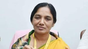 సీఎం జగన్‌ను కలుస్తాం.. పోలీసుల తీరుపై పరిటాల సునీత ఆగ్రహాం