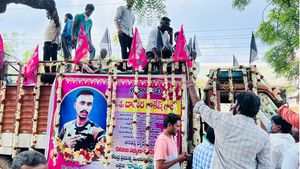 రాకేశ్ అంతిమయాత్రలో ఉద్రిక్తత : రాళ్ల దాడి - నిప్పు పెట్టేయత్నం..!!