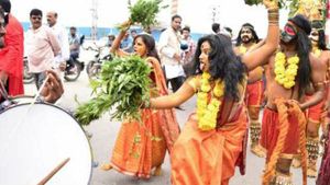 నేటినుండి తెలంగాణా బోనాల జాతర షురూ.. గోల్కొండ జగదాంబిక ఎల్లమ్మకు తొలి బంగారు బోనం