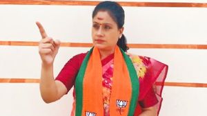 కేసీఆర్ కు మోడీ భయం; అందుకే హోర్డింగ్స్ రాజకీయం: బీఆర్ఎస్ పైనా విరుచుకుపడ్డ విజయశాంతి
