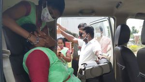 అనకాపల్లి జిల్లా పోరస్ ఫ్యాక్టరీలో గ్యాస్ లీక్-కళ్లమంటలు, వాంతులతో కార్మికులు ఆస్పత్రి పాలు