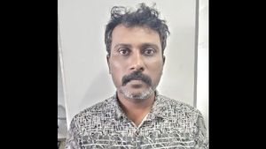 Sadist: ఫుడ్ తో పాటు సెక్స్ సీడీలు డెలవరీ ఇస్తున్న డెలవరీ బాయ్, పోర్న్ వీడియోలు డౌన్ లోడ్ చేసి ?, ఫినిష్ !  