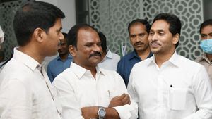 సచివాలయ ఉద్యోగులకు జగన్ డబుల్ ఢమాకా-ప్రొబేషన్ తో పాటు కొత్త జీతాలు-రేపు ఉత్తర్వులు