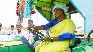 ఏపీలో సీఎం జగన్..  తెలంగాణలో వైఎస్ షర్మిల: ట్రాక్టర్ నడిపి ఉత్సాహం నింపిన నేతలు