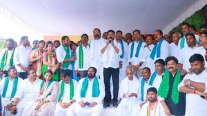 ధరణి పోర్టల్ పేరుతో వస్తే తిరగబడండి: కేసీఆర్ సర్కారుపై రేవంత్ రెడ్డి తీవ్ర విమర్శలు