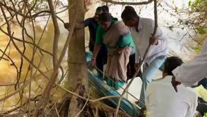  ఎమ్మెల్యే సీతక్కకు తృటిలో తప్పిన పెను ప్రమాదం: వాగులో ఆగిపోయిన పడవ(వీడియో)