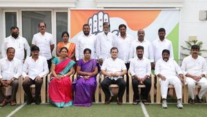 టీఆర్ఎస్‌కు షాక్: కాంగ్రెస్‌లో చేరిన మేయర్ పారిజాత, పోరాడాలంటూ రాహుల్, రేవంత్ ఫైర్