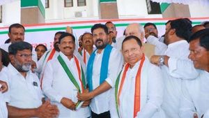బీజేపీ నుంచి కాంగ్రెస్‌లోకి ఎర్ర శేఖర్: రేవంత్ రెడ్డి కీలక వ్యాఖ్యలు, కోమటిరెడ్డి అసంతృప్తి