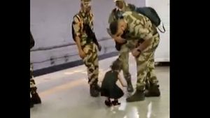 video viral:చిన్నారి వినయం, సైనికుడి పాదాలకు  నమస్కారం, వైరల్