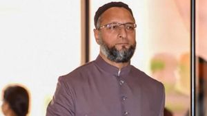 Ayodhya: ఓవైసీ పోస్టర్లు తగలబెట్టిన అయోధ్య అర్చకుడు. పద్దతి మార్చుకోకపోతే నిజంగా తగలబెట్టేస్తాం!