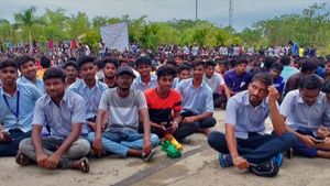  నెరవేరని డిమాండ్లు: భోజనం చేయకుండా బాసర ఐఐఐటీ విద్యార్థుల ఆందోళన 