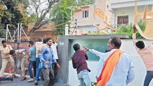  హన్మకొండలో బీజేపీ- కాంగ్రెస్ నేతల డిష్యూం డిష్యూం.. టీఆర్ఎస్, పోలీసులపై ఫైర్