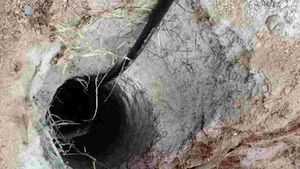 Boy In Borewell: బోరుబావిలో పడిన బాలుడు.. యువకుడి తెగింపుతో ఐదు గంటల నరకయాతనకు తెర.. 