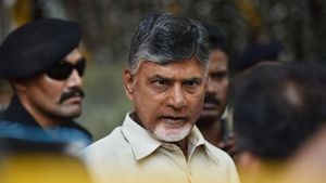 అసెంబ్లీకి చంద్రబాబు - అధినేతతో కలిసి గంటా : దూరంగా బాలయ్య..!!