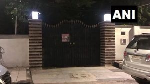 నేతల పంచెలు తడుస్తున్నాయ్: హైదరాబాద్‌లో అర్ధరాత్రి ఈడీ సోదాలతో బెంబేలు: కండువా మార్చేస్తే సేఫా
