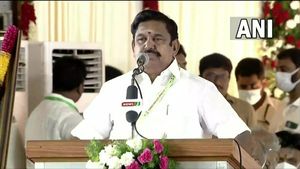 పార్టీ నుంచి మాజీ సీఎం గెంటివేత: జయలలిత, ఎంజీఆర్‌కు భారతరత్న: ఈపీఎస్‌ ఫొటోకు చెప్పు దెబ్బలు