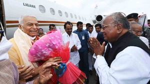 రేవంత్ రెడ్డికి టీకాంగ్రెస్ సీనియర్ల షాక్: యశ్వంత్ సిన్హాకు స్వాగతం పలికిన వీహెచ్