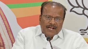 హెచ్ఐసీసీలో తెలంగాణ ఇంటెలీజెన్స్ అధికారుల కలకలం: పట్టేసిన బీజేపీ నేత, కేసీఆర్ సారీకి డిమాండ్