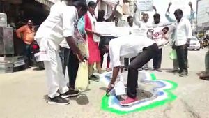 నెల్లూరులో జనసేన విన్నూత్న నిరసన-రోడ్ల గుంతల చుట్టూ వైసీపీ ముగ్గులేసి మరీ..