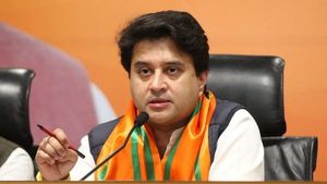  తప్పు చేయకపోతే భయమెందుకు?: టీఆర్ఎస్ సర్కారుపై కేంద్రమంత్రి సింధియా విమర్శలు