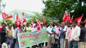 Forest: ఇంట్లోదూరి రైతును చితకబాదిన అటవి శాఖ అధికారులు !