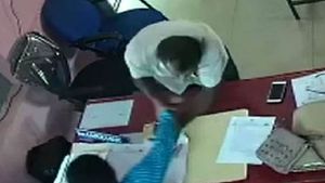 Karnataka News: ప్రభుత్వ ఉద్యోగినితో పంచాయతీ సభ్యుడి సరసాలు..! వీడియో లీక్..