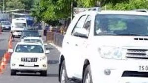 కేసీఆర్ కొత్త కాన్వాయ్‌కు  బుల్లెట్ ప్రూఫ్ వాహ‌నాలు.. విజ‌య‌వాడ‌కు త‌ర‌లింపు