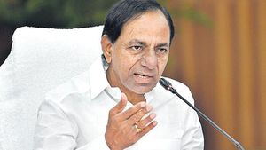 వర్షం ఎఫెక్ట్: 3 రోజులు స్కూళ్లకు సెలవు: సీఎం కేసీఆర్, కలెక్టర్లతో సీఎస్ రివ్యూ