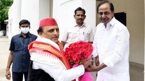 కేసీఆర్-అఖిలేష్ యాదవ్ కీలక భేటీ: ఈడీ వరుస దాడుల నేపథ్యంలో.. ప్రశాంత్ కిషోర్‌తో