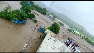 వీడియో: కడెం ప్రాజెక్టుకు పోటెత్తిన వరద, 1995 తర్వాత ఈ స్థాయిలో నీరు..