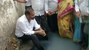 మురికి కాల్వలో బైఠాయించిన వైసీపీ ఎమ్మెల్యే: అధికారుల పనితీరుపై ఫైర్ 