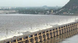 ప్రకాశం బ్యారేజ్ కు భారీ  వరద-మళ్లీ చంద్రబాబుకు తలనొప్పి-ఇంకెన్నాళ్లిలా ?