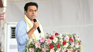వంటగ్యాస్ సిలెండర్ ధరల పెంపు; మహిళలకు మోడీ కానుక అంటూ మంత్రి కేటీఆర్ సెటైర్ 