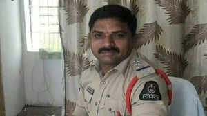 ఖాకీ కీచకం: పరారీలోనే సీఐ నాగేశ్వరరావు, రంగంలోకి దిగిన 4 బృందాలు