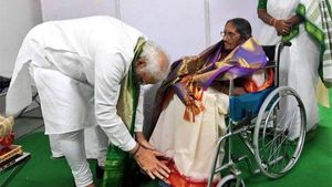 మోడీ పాదాభివందనం.. ఆమె ఎవరంటే..? బెలూన్ ఇష్యూపై ఎస్పీజీ సీరియస్