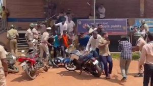  Officers: లాఠీచార్జ్ ఎఫెక్ట్, ఆర్ఎస్ఎస్, బీజేపీ సీరియస్, దెబ్బకు పోలీసు అధికారులపై వేటు !