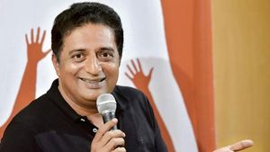 పీఎం మోడీకి ప్రకాష్ రాజ్ చురకలు: ఆ ఫోటోలతో డియర్ సుప్రీంలీడర్ అంటూ టార్గెట్