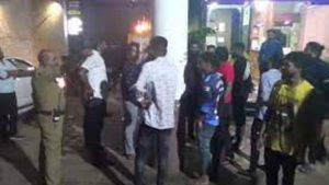  Students: పబ్ లో అమ్మాయిలతో ?, భజరంగ్ దళ్ ఎంట్రీ, లిప్ లాక్ అమ్మాయిల ! 
