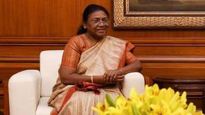 అమరావతికి రాష్ట్రపతి అభ్యర్థి ముర్ము- సీఎం నివాసంలో విందు: టీడీపీ హాజరయ్యేనా ..!!