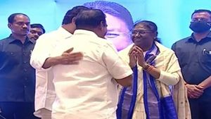 జనసేన ఎమ్మెల్యే రాపాక వరప్రసాద్‌ను ప్రత్యేకంగా ముర్ముకు పరిచయం చేసిన వైఎస్ జగన్
