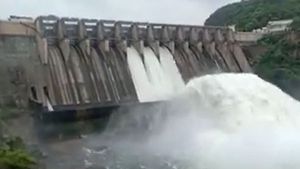 Srisailam: వీడియో: కృష్ణమ్మ పరవళ్లు: వరుసగా నాలుగో ఏడాదీ ఫుల్: శ్రీశైలం గేట్ల ఎత్తివేత