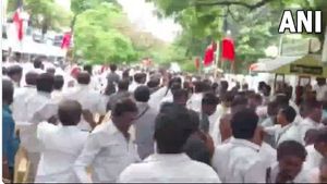 జయలలిత పార్టీలో ఆరని చిచ్చు: తన్నుకుంటోన్న ఈపీఎస్-ఓపీఎస్: ఆఫీస్ తలుపులు పగొలగొట్టి
