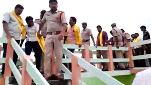 ఉద్రిక్తంగా విజయవాడ..!. టీడీపీ నేత కారుకు జీపుల్ని అడ్డం పెట్టిన పోలీసులు!  బయటకు రాకుండా గేట్లు వేశారు!! 